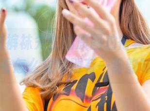 爱丝把这裤袜先生的原图拍得真好，我们怎么看怎么觉得别有一番韵味呢。