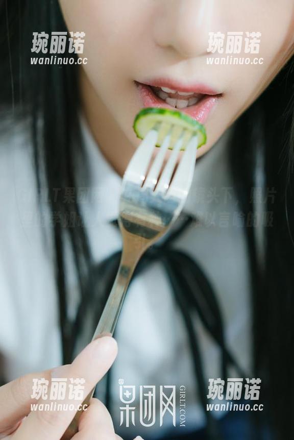 GIRLT果团网 - 在周大萌的镜头下，照片里的学姐让人觉得有种……难以言喻的吸引。