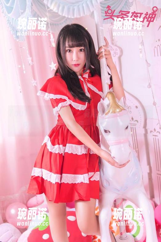 TouTiao头条女神-周思超 TouTiao头条女神 - 有趣的周思超:她的内衣与最新写真集,一起来聊聊吧