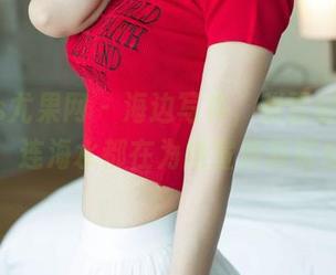 UGirls尤果网 – 海边写真，张雪馨的镜头下，连海水都在为她宣传新鲜感。