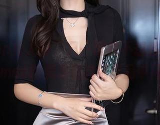 Xiuren秀人网 – 只一眼就不想移开，久久aimee的美足在这幅作品中闪耀。