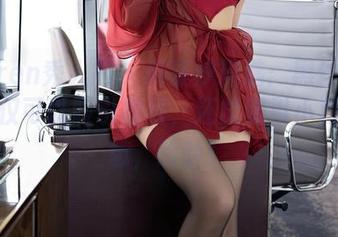 Xiuren秀人网 – 周慕汐精选：黑丝美腿，不仅可以吸引视线，还能吸引小狗的注意，哈哈！
