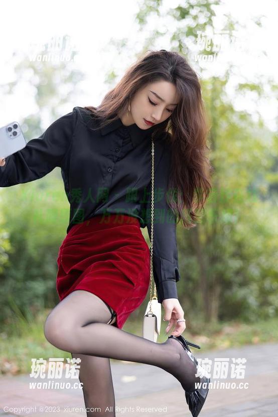 Xiuren秀人网 - 跟上步伐：李若汐在线礼服原图，万万没想到的搭配乐趣！
