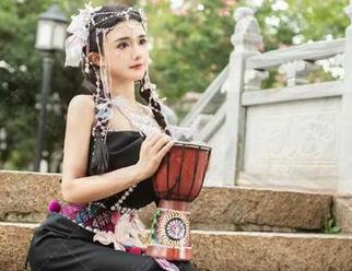 微密圈 – 这皮衣确实很吸引人，古阿扎的作品合集带了点现场感吧？