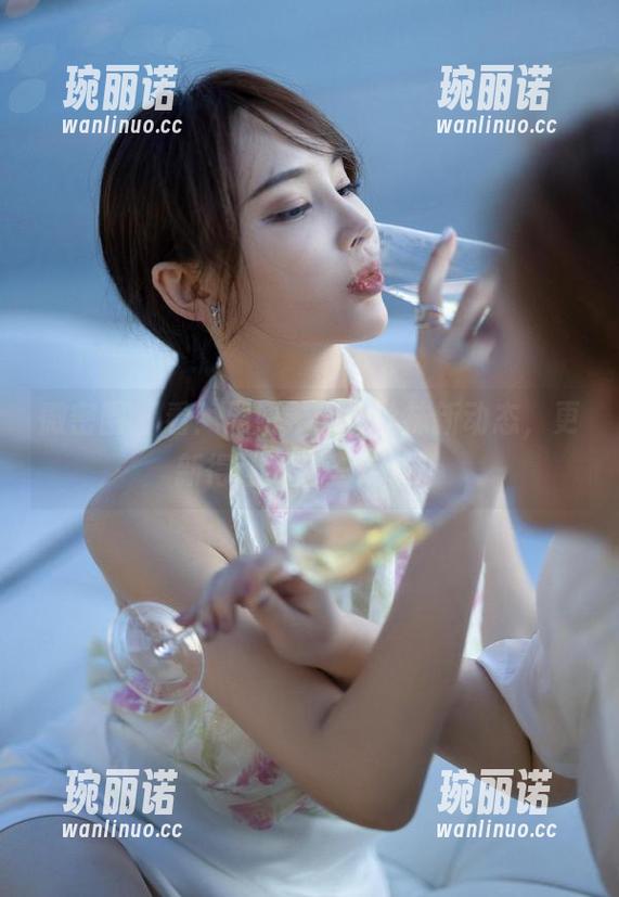 微密圈 - 看！周妍希肉色丝袜新动态，更新得让我有些走神。