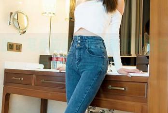 嗲囡囡 – 写真应援：慕羽茜的职业装，背后似乎有些耳语…