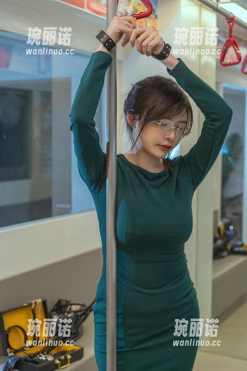 夏小秋秋秋的翻玩棉袜，在线美图，让你想说“我也想试试”。