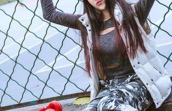 头条女神 – Coco的原图分享：裸足行走天际，简约到没道理