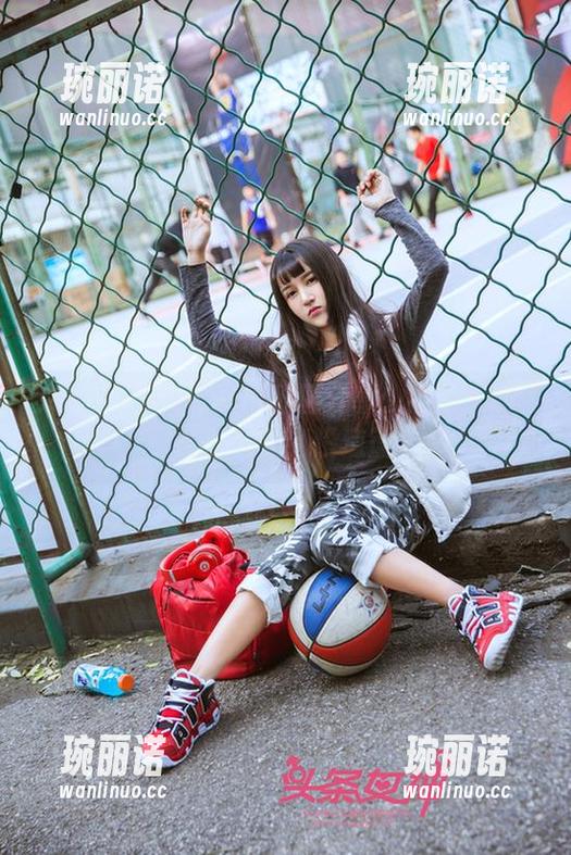 头条女神 - Coco的原图分享：裸足行走天际，简约到没道理