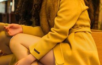 头条女神 – 无圣光下的童安琪，一身护士装，我只想问她平时是咋打理的。