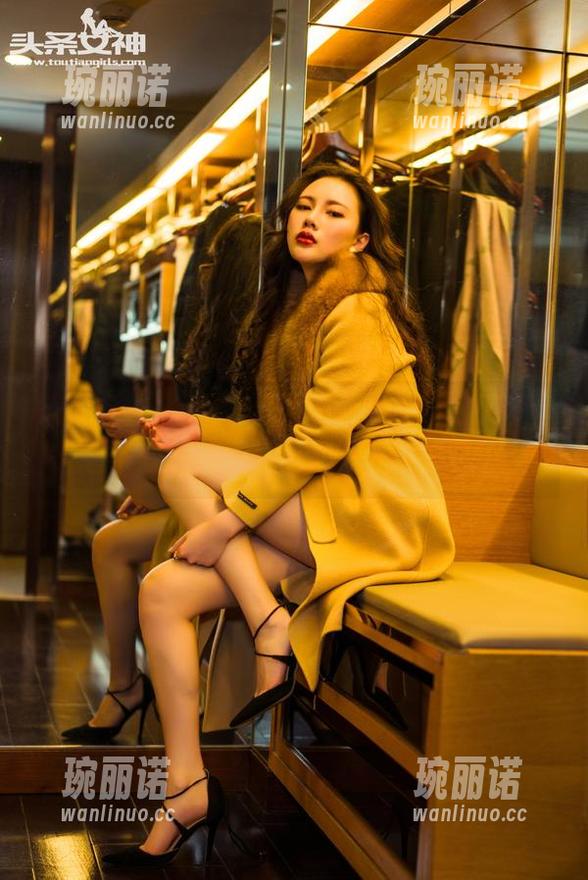 头条女神 - 无圣光下的童安琪，一身护士装，我只想问她平时是咋打理的。