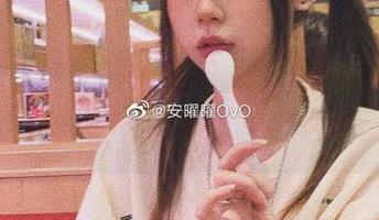 安曜曜抢镜，海边图包，水里拍出的高清逆天比例，让人大呼“这怎么可能”！