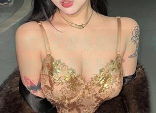 微密圈 – 小优优子的私拍图包，牛仔裤下的假装无所畏惧。