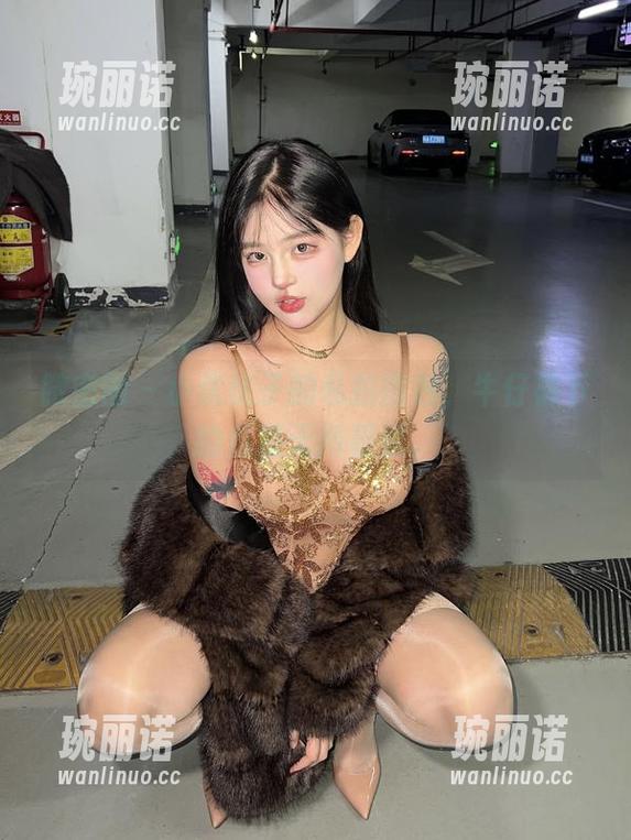 微密圈 - 小优优子的私拍图包，牛仔裤下的假装无所畏惧。