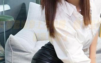 当小女巫露娜穿上空姐服，图片里的云彩都飘起来了