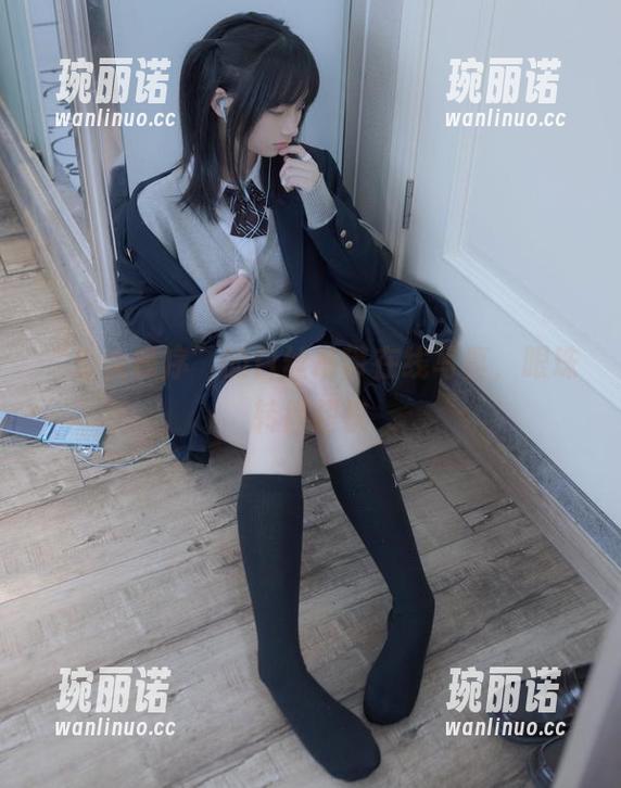 少女秩序 “少女秩序”的白丝吊带在线写真,眼珠转得超快