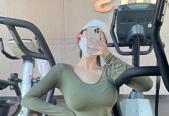 微密圈 – 左公子666与他的办公室：来拿免费图包，别太认真哦！