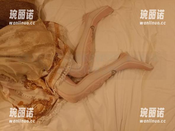 “想要个公主抱”在民国旗袍里的写真，我只是路过，哎呀这个角度真够自己美的吧！