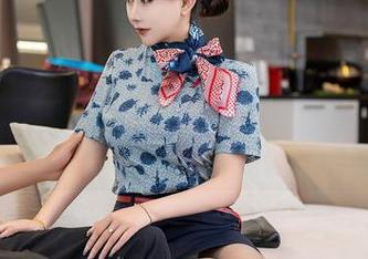 星颜社 – 原图流出！王俪丁呀的短裙写真，神情稍显走神