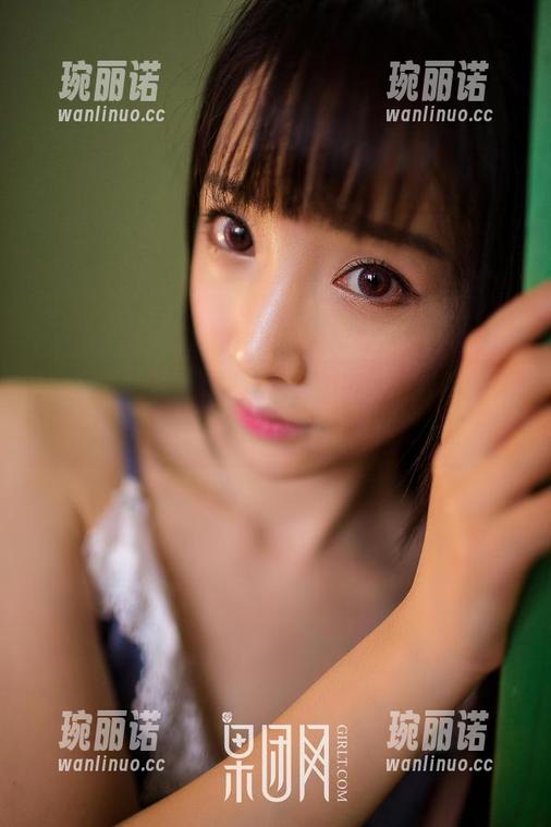 果团网 - 在牛仔裤的包围中，周妍希的无圣光写真，美到让人想编剧情节。