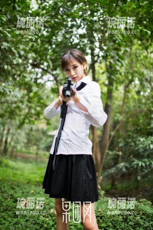 静看果团网的这位玫瑰少女，高清写真里那个小角落你是不是也发现了？