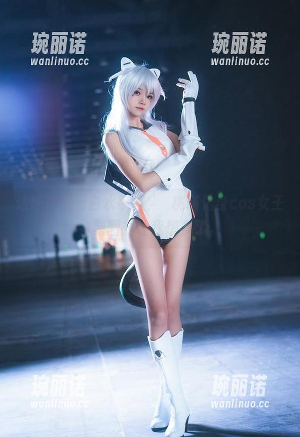 这泳季的蓝白水手服，桜桃喵化身cos女王，原图却让我想多了。