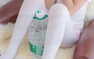 森萝财团的湖边白丝，原图像是个小插曲，想不想把这份清凉变成壁纸呢？