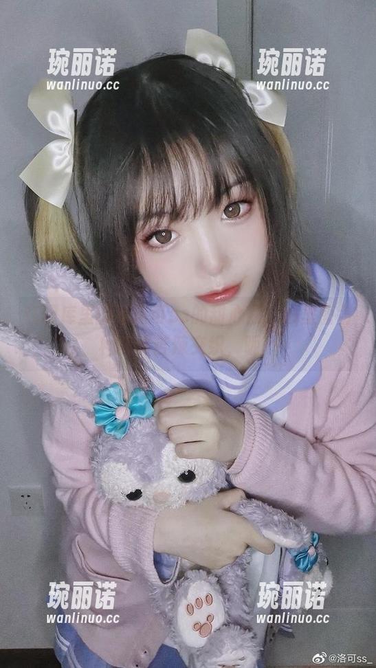 在图库里翻看洛可ss的甜心照，心里面各种酸甜苦辣交织，呃…