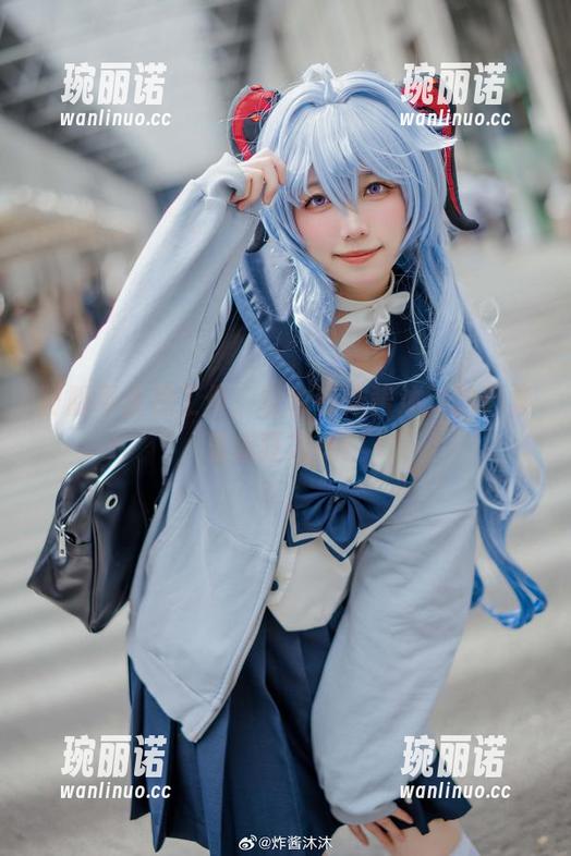 制服不止是工作，它也在炸酱沐沐的选集里疯狂发亮！