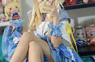 翻开白栎Shirly的写真图集，藤田琴音的打歌服给我一种不妙的冲动