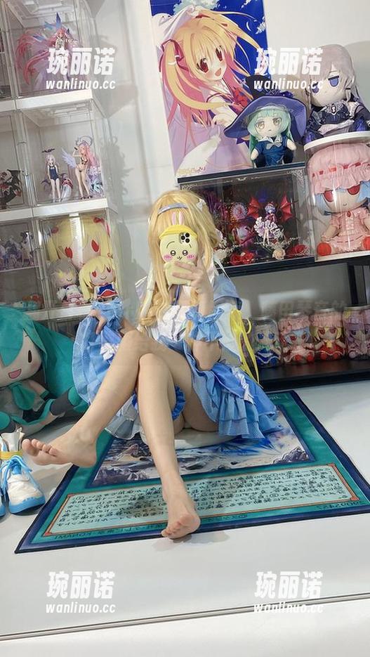 翻开白栎Shirly的写真图集，藤田琴音的打歌服给我一种不妙的冲动