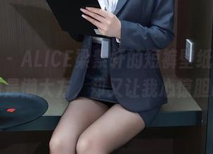 秀人网 – ALICE梁紫轩的短裤壁纸，明明走的是懒大方，却又让我心惊胆战。