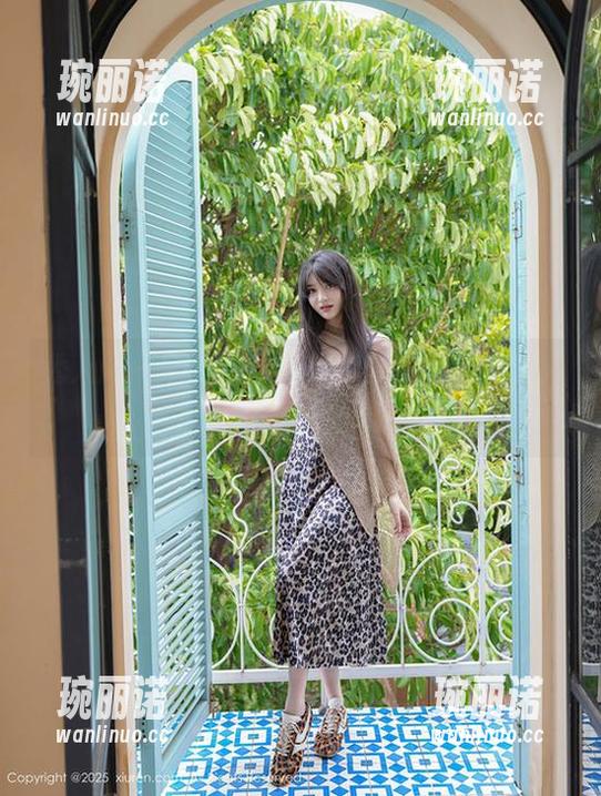 秀人网 - KOKO可可的套图：身穿制服，却不怕放学被罚站！
