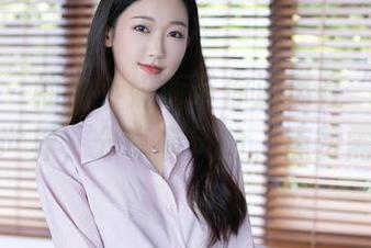 秀人网 – 柚柚小奶瓶带你游荡在“秘书”图包的世界，分享有风险，点赞需谨慎！