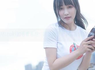 脱尾巴Mizuki的毛衣私拍：简单的外表下究竟藏了多少故事？