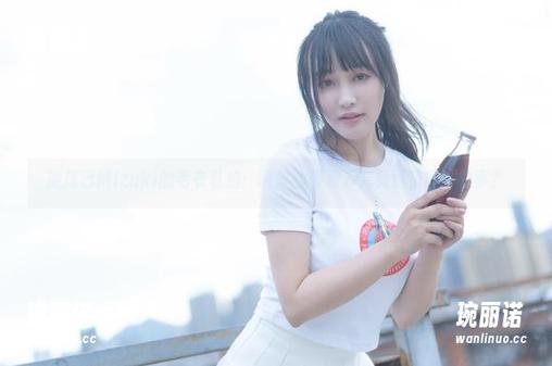 脱尾巴Mizuki的毛衣私拍：简单的外表下究竟藏了多少故事？