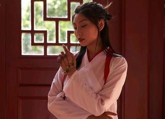 蜜桃社 – 吼，一头双马尾的伊琳在图库里，这下载要先聚个气！