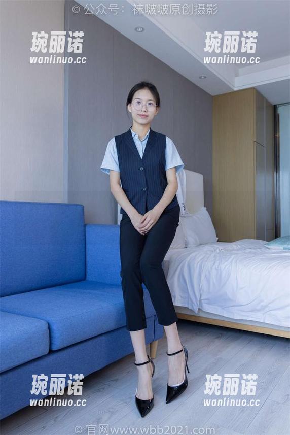 袜啵啵 - 甜甜圈的作战日志：校服裤里丝作品集的分享时刻