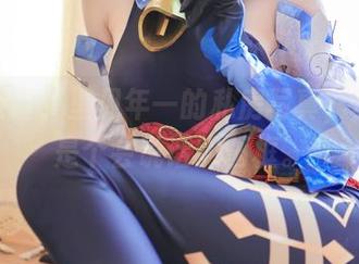 真心觉得，里见年一的私房写真，莫娜就是个会说话的画框。