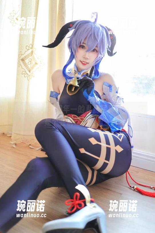 真心觉得，里见年一的私房写真，莫娜就是个会说话的画框。