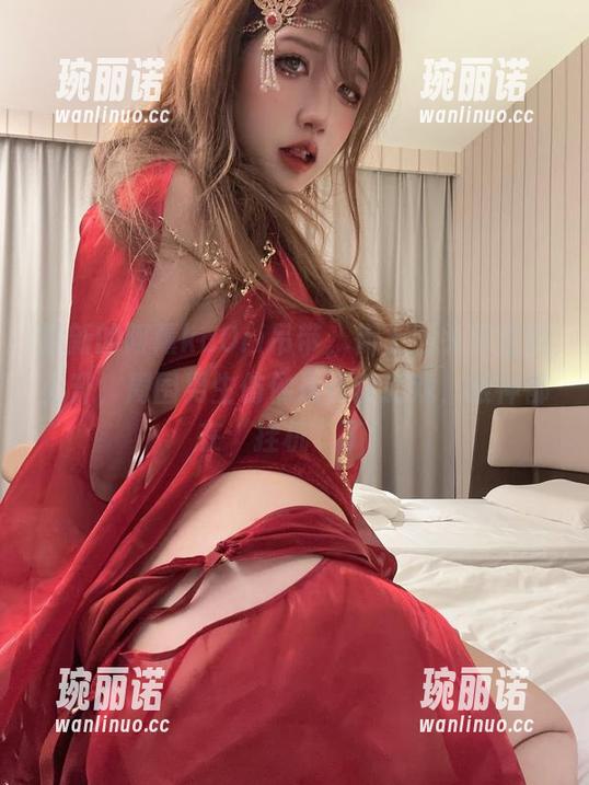 最新的阿薰kaOri吊带，街上回头率直线上升，周围男生仿佛是在打游戏，眼神都在“挂机”了！