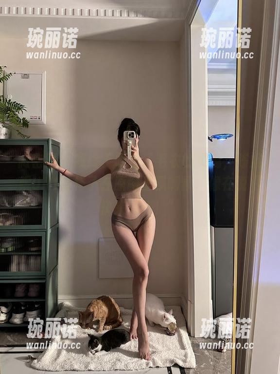 微密圈 - 我终于明白了毛衣的灵魂，陈妮妮UNI的样子在原图里飘啊飘，像在说“快来看我！”