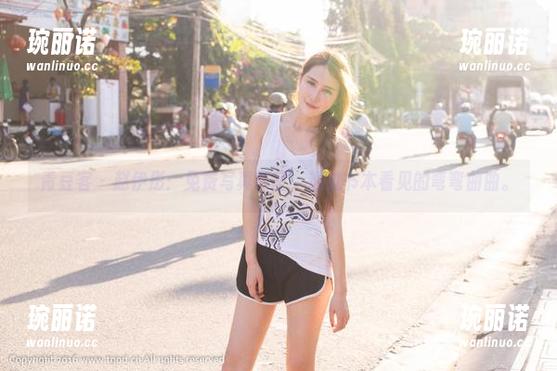 青豆客 - 赵伊彤：免费写真教室，透过书本看见的弯弯曲曲。