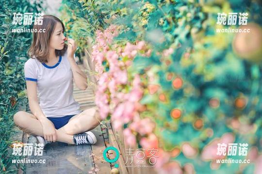 青豆客 - 就说黄梦羡的泳装图片，怎么像在开派对，游泳池旁的热闹？