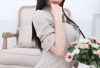 草草了之的工作，鹿野希能在办公室里cos得这么开心，真让人印象深刻。